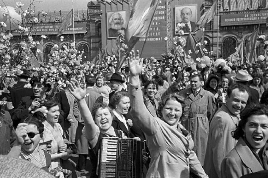 Люди здороваются. Счастливые немцы. Люди приветствуют друг друга. Итальянцы здороваются. Рукопожатие мужчины и женщины.