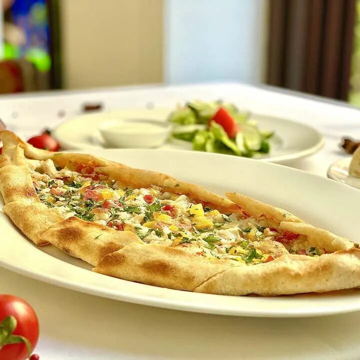 турецкое пиде с сыром. турецкое пиде. турецкая лепешка пиде. пиде с сыром по-турецки. турецкая пицца пидэ.