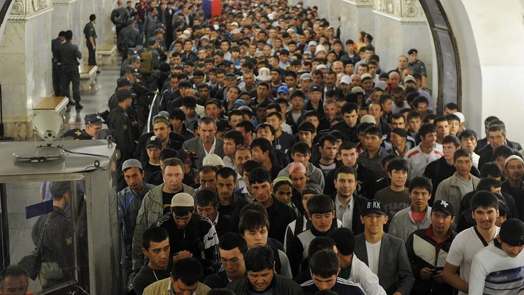 Таджики мигранты в Москве. Гастарбайтеры в Московском метро. Мигранты азиаты. Толпа мигрантов. Скажи таджик чуть чуть