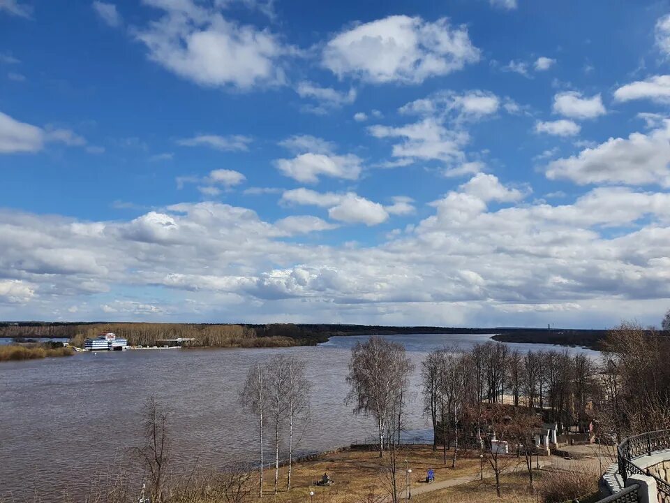 Уровень вятки у кирова. Река Вятка Нововятск. Половодье на Вятке. Вятка Киров пляж. Уровень реки Вятка.