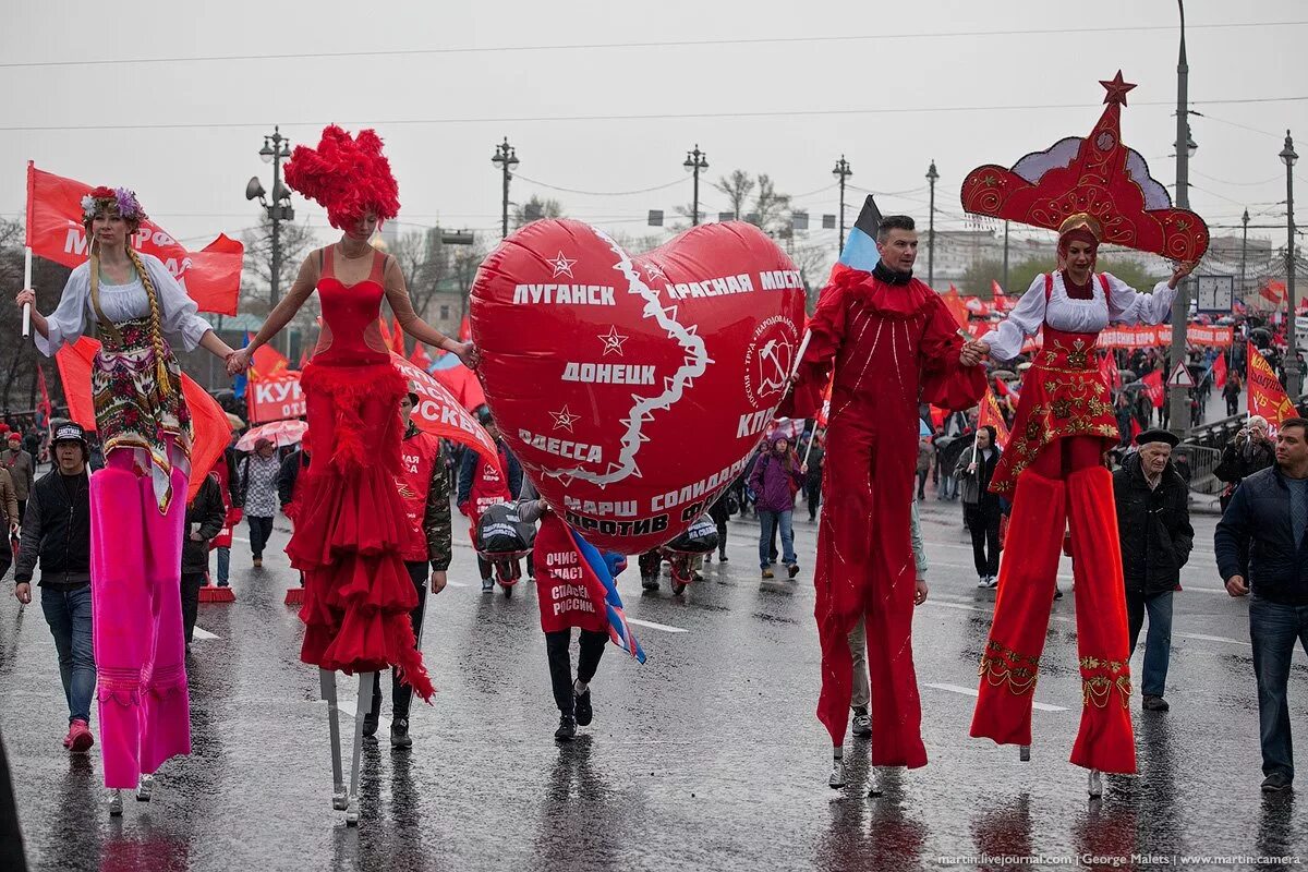 Фестиваль 1 выпуск. Шествие в красных платьях. Шествие женщин в красных платьях. Шествие 1 мая. Идеи празднования 1 мая.