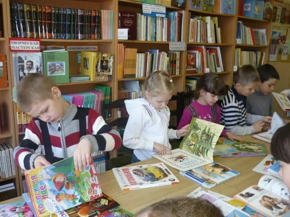 Дошкольники в библиотеке. Дети в библиотеке. Экскурсия в библиотеку для детей. Ученики в библиотеке. Развитие детской библиотеки
