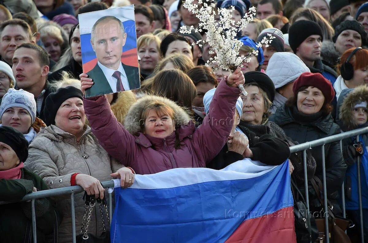 Концерт посвященный присоединению крыма к россии. Митинг концерт в Москве. Митинг присоединение Крыма к России 2014. Демонстрация против присоединения Крыма.