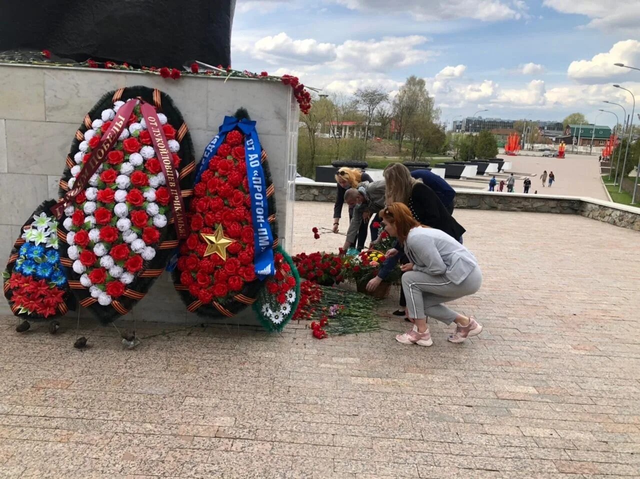 9 мая в пермском крае. Памятник Скорбящей матери Пермь. Памятнику Скорбящей матери возложили цветы Уфа. 9 Мая Пермь. 9 Мая в Павловске Пермский край.