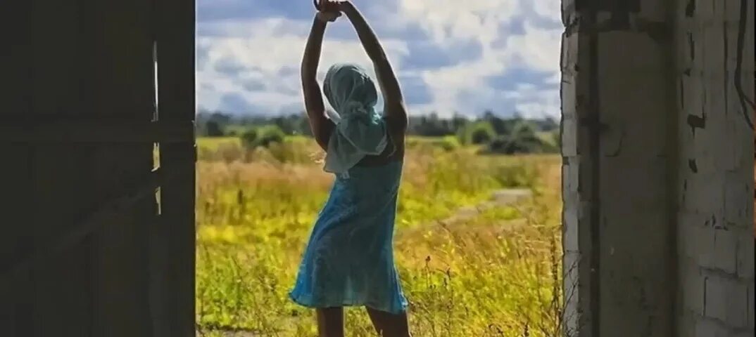 Тощие в деревне. Девочка в деревне. красивые девушки из деревни. фотосессия в деревне. женщина в деревне.
