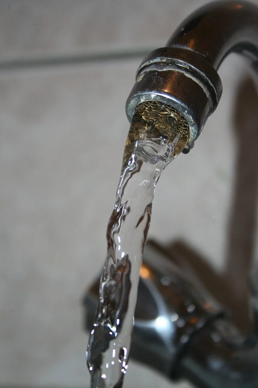 Вода из крана. Кран с водой. Проточная водопроводная вода. Струя воды из крана.
