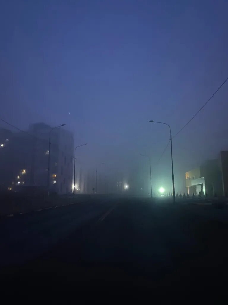 Туман 2023 отзывы. Город в тумане. Дорога в тумане. Туманный город. Туман фото.