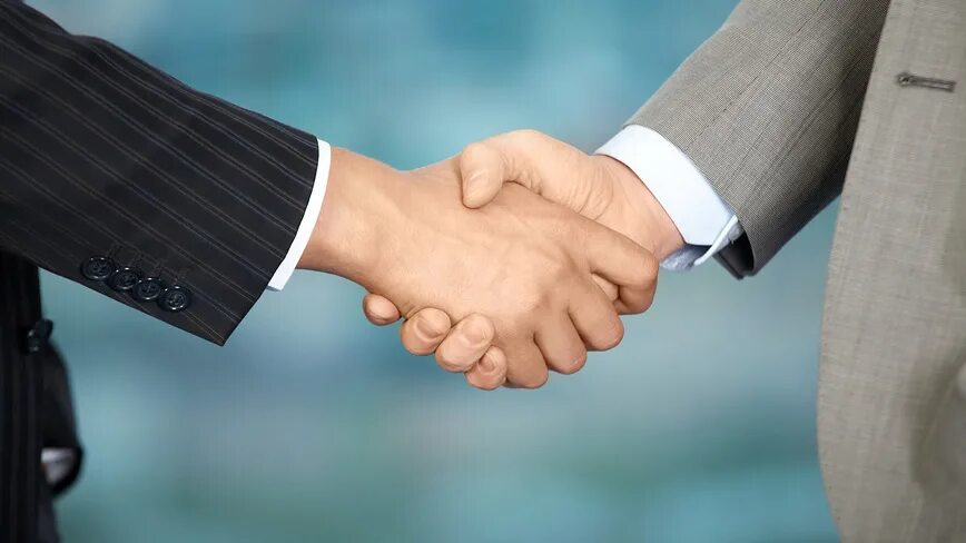 Противостояние мужчины и женщины. Вместе боретесь. Мужчина и женщина над пропастью. Дружба руки. Teamwork на кулаках.