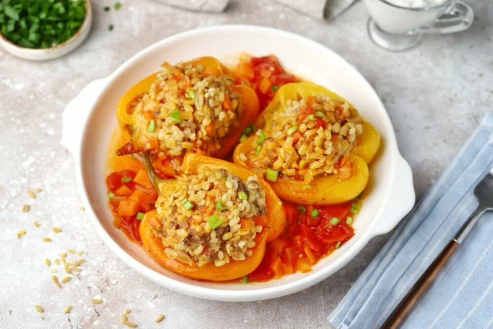 Булгур рецепты перец фаршированный. Красивые фото перец фаршированный по молдавски. Фаршированные перцы с фаршем и булгуром рецепт. Перец фаршированный с булгуром и фаршем. Перец фаршированный булгуром.