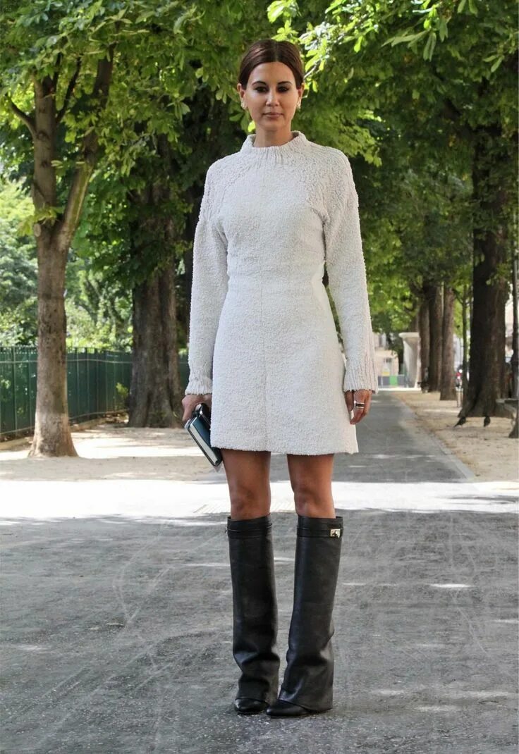 Платье с сапогами. Ботфорты с вечерним платьем. Зимний образ для девушки. Белое платье с сапогами. Платье с грубыми ботинками.