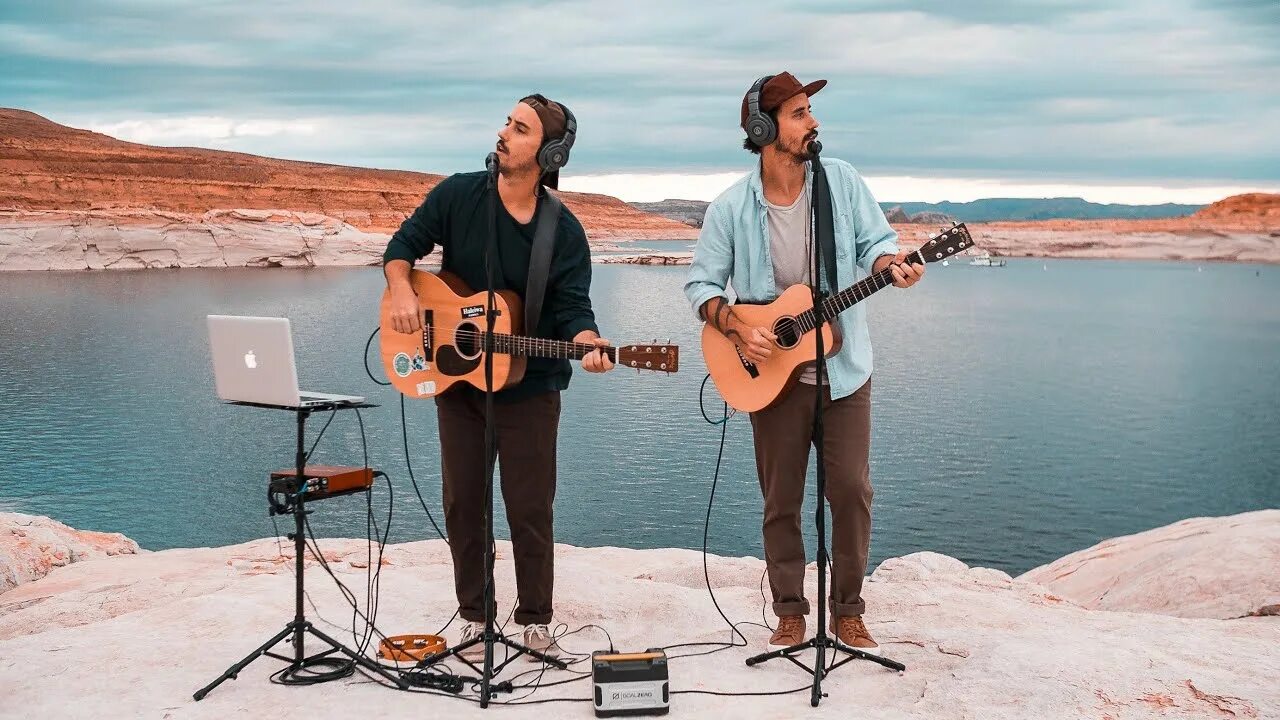 Клип песня путешествуют. Путешествие рок. Песни про путешествия. Vinyl hotel - body like a back road (acoustic version). Музыка для путешествий наложить на видео.