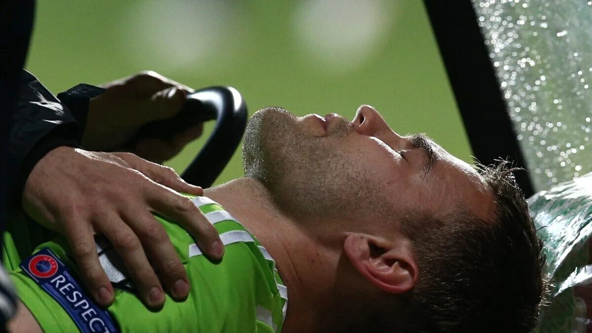 Голова футболиста. Петер чех травма головы. Вратарь арсенала лондон. Травмы голкиперов. Бернд лено вратарь травма.