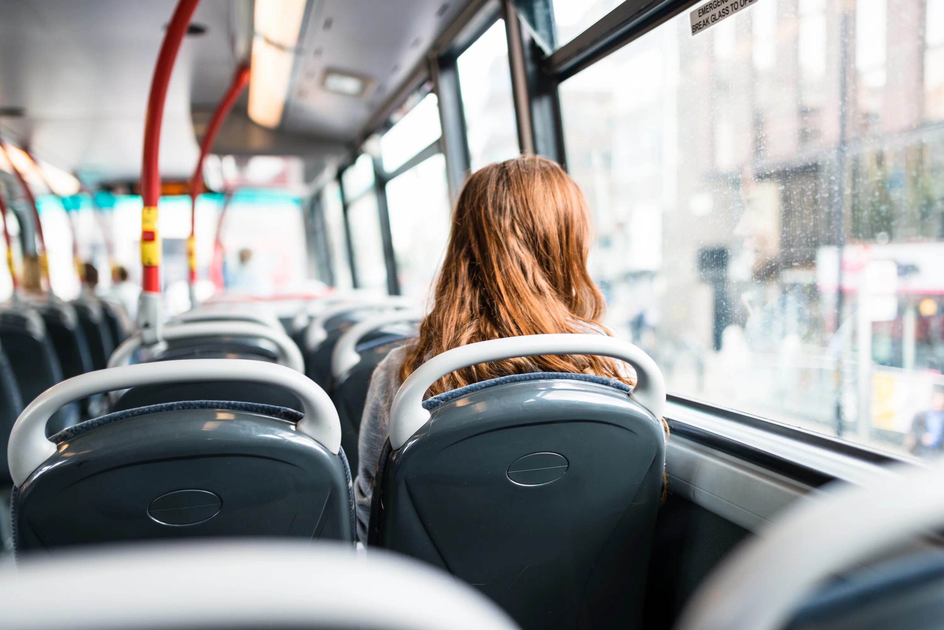 Каждое утро автобус. Автобус. Девушка сидит в автобусе. Человек сидит в автобусе. Люди в трамвае.