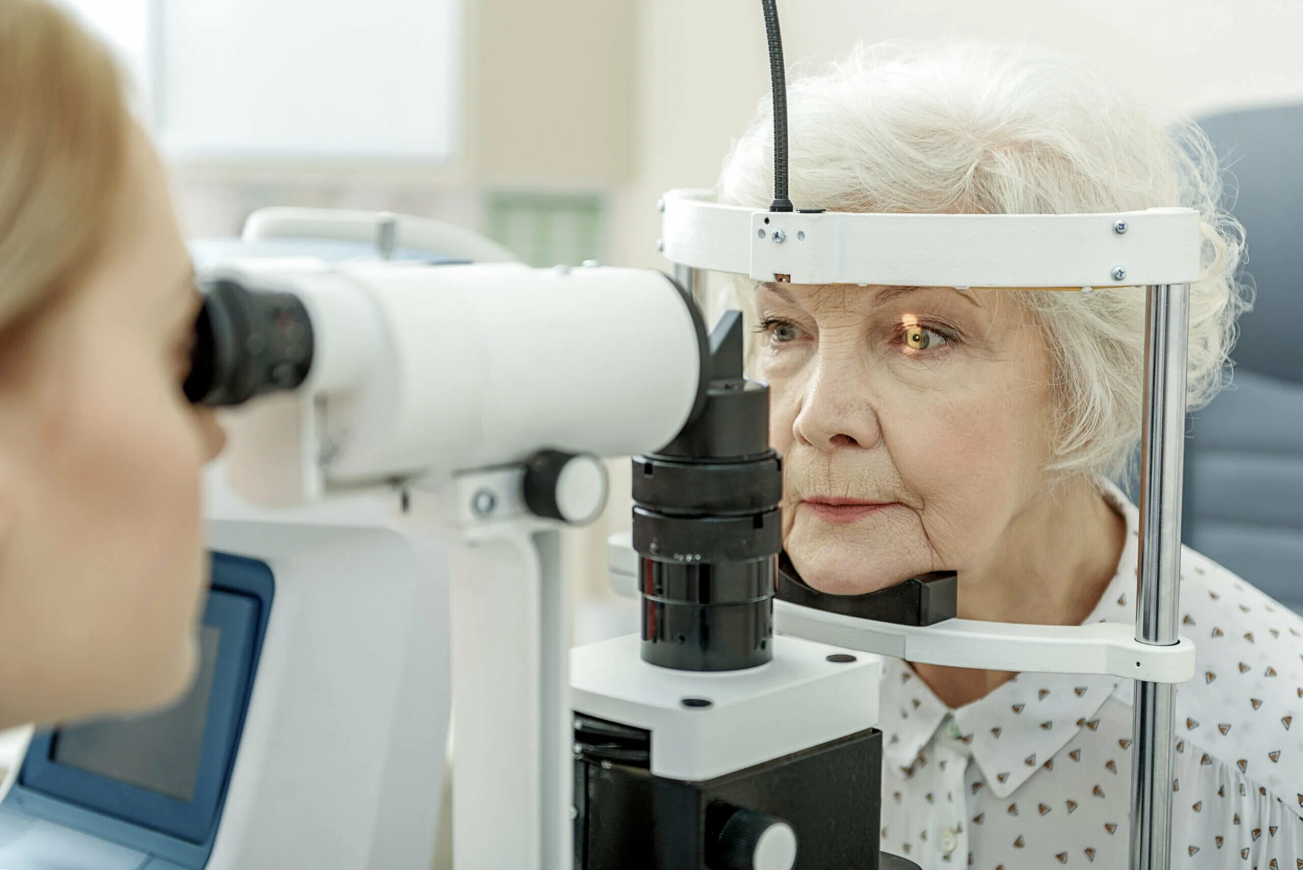 Глаукома лечение у взрослых. Старческая катаракта ВГД. Пожилой человек у офтальмолога. Пожилой человек на приеме у офтальмолога. Офтальмолог возрастная макулодистрофия.