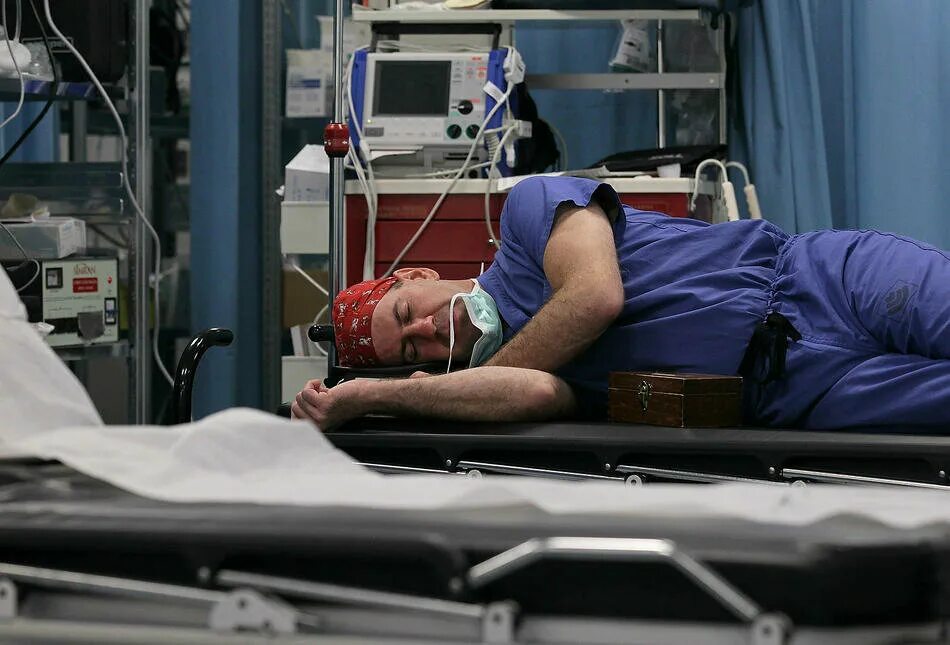 Фотосессия врача на рабочем месте. Уставший медработник. Уставший медработник. Тяжелая работа после операции. Тяжелая работа после операции.