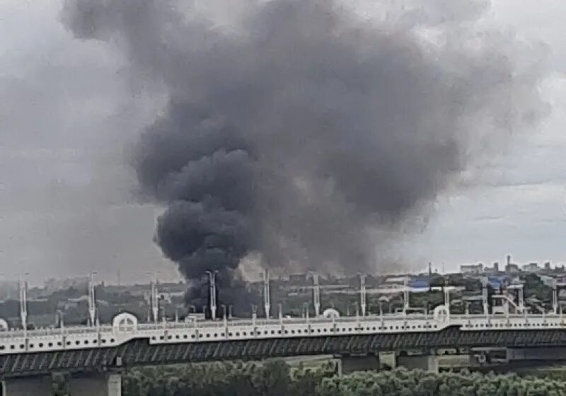 Пожар на левом берегу. Пожар в Омске на левом берегу. Пожар в Омске сейчас на левом берегу. Омск пожар сейчас левый берег. Пожар на левом берегу сегодня.