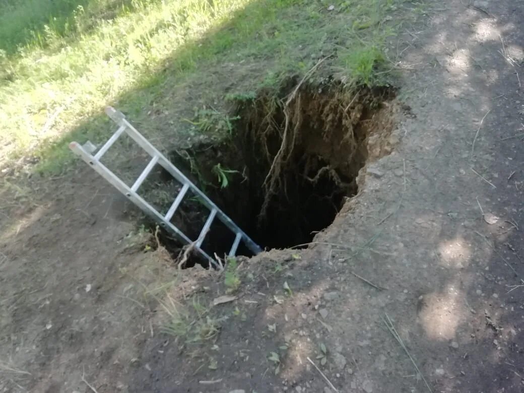 Глубокая яма. Яма бывший. Яма глубиной 5 метров. Яма бывший. Глубокая яма.