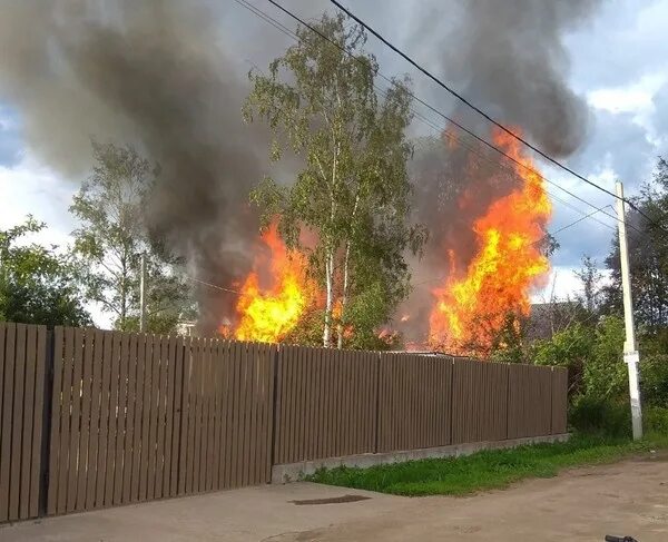Сгоревший забор. Фото горящего забора на участке. Горящий забор. Забор горит png. Пожар в степи.