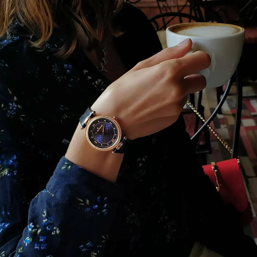 Часы на руку женские. Женская рука с часами. Красивые женские часы на руку. Часы на руке девушки. К чему снятся наручные часы на руке