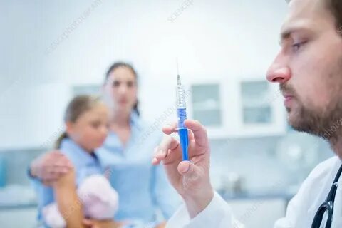 Врач делает уколы взрослым