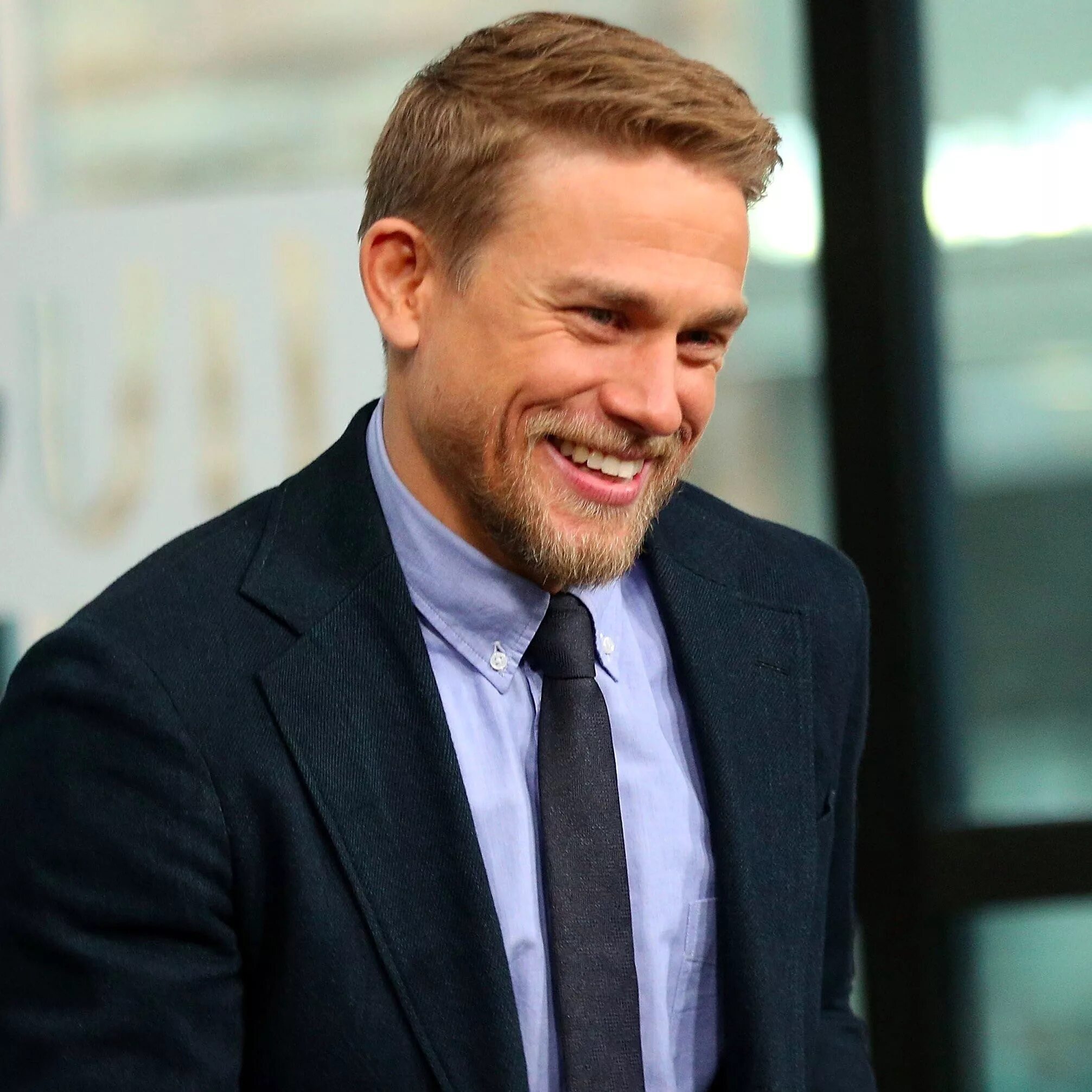 Charlie hunnam. Чарли Ханнэм. Чарли Ханнэм стрижка. Чарли Ханнэм фото. Чарли Ханнэм джентльмены.