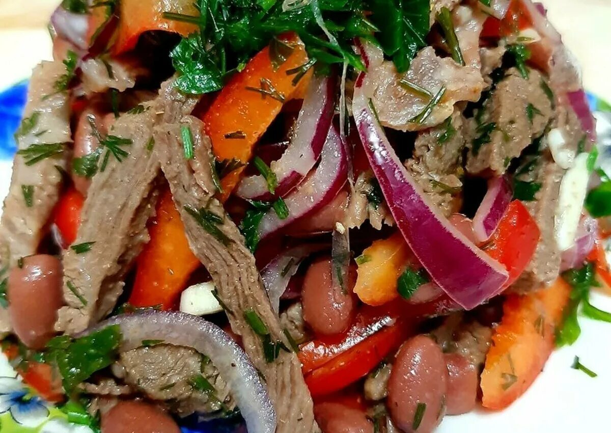 Салат с говядиной и болгарским перцем. Рецепт салата мясо перец болгарский. Салат с мясом и овощами. Салат с мясом и овощами. Грузинский салат.