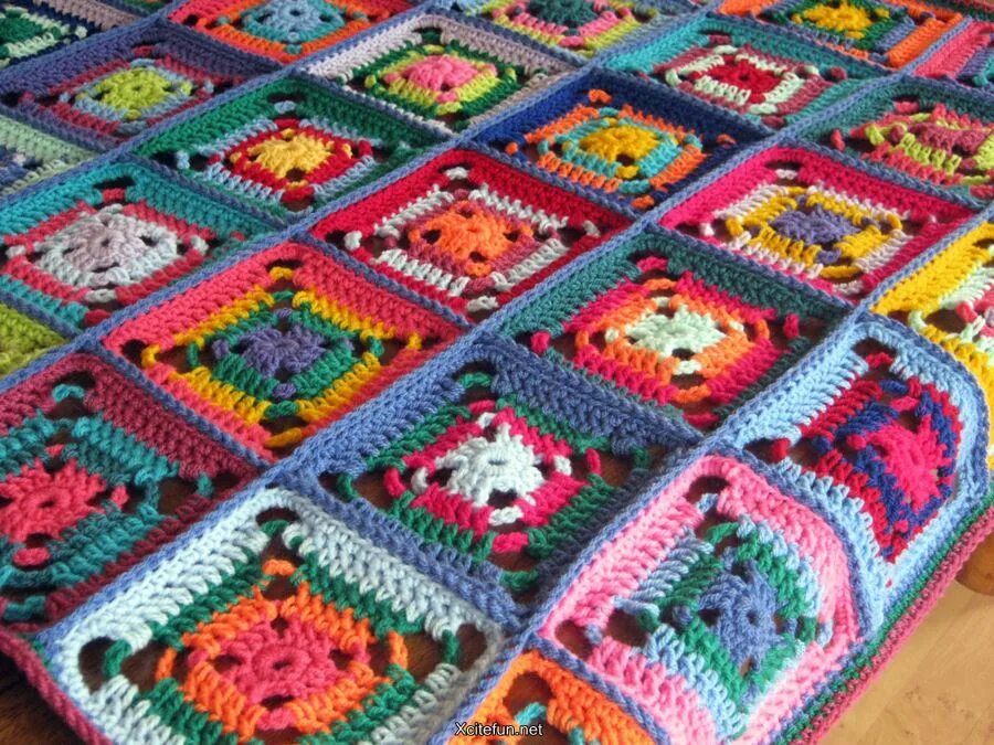 Вязаное лоскутное одеяло. Плед вязаный. Плед квадратами из остатков пряжи спицами. Вязаный плед квадратами. Покрывало из бабушкиных квадратов.