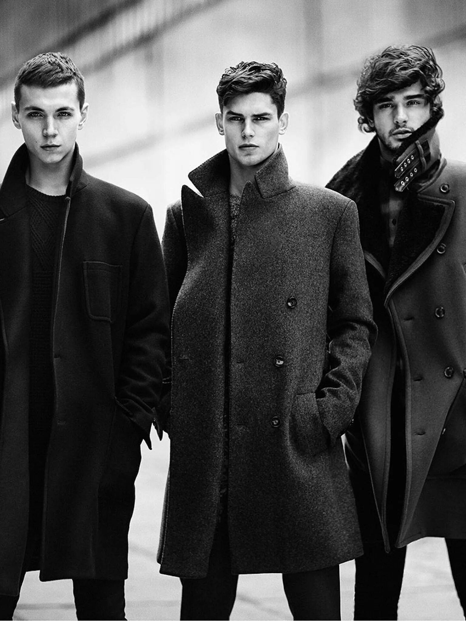 Три мужской. Три парня в пальто. Три мужчины. Пацаны в пальто. Два мужчины в пальто.