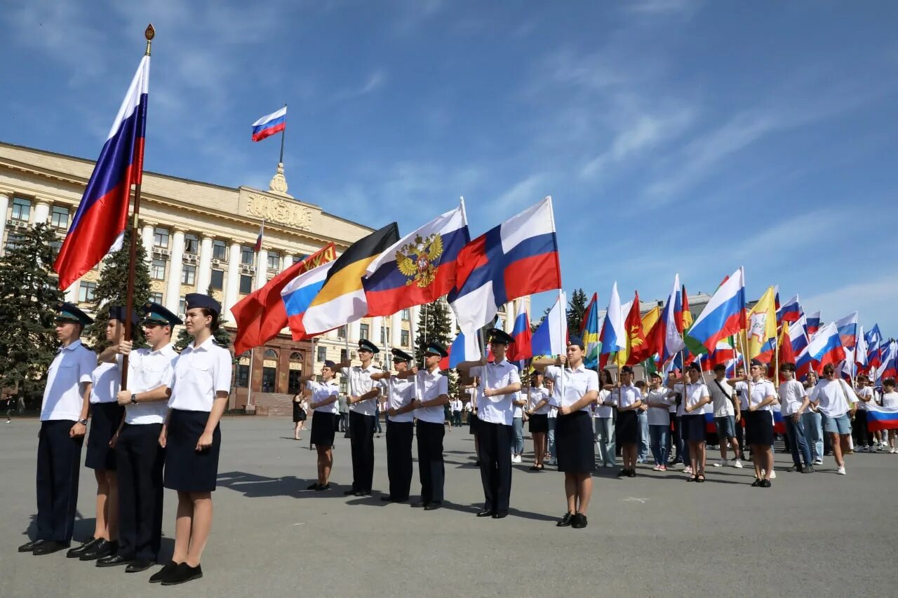 Флаг россии отметили. Шествие с флагами. Парад с флагами. Флаг России на параде. Флаг "Севастополь. Россия".