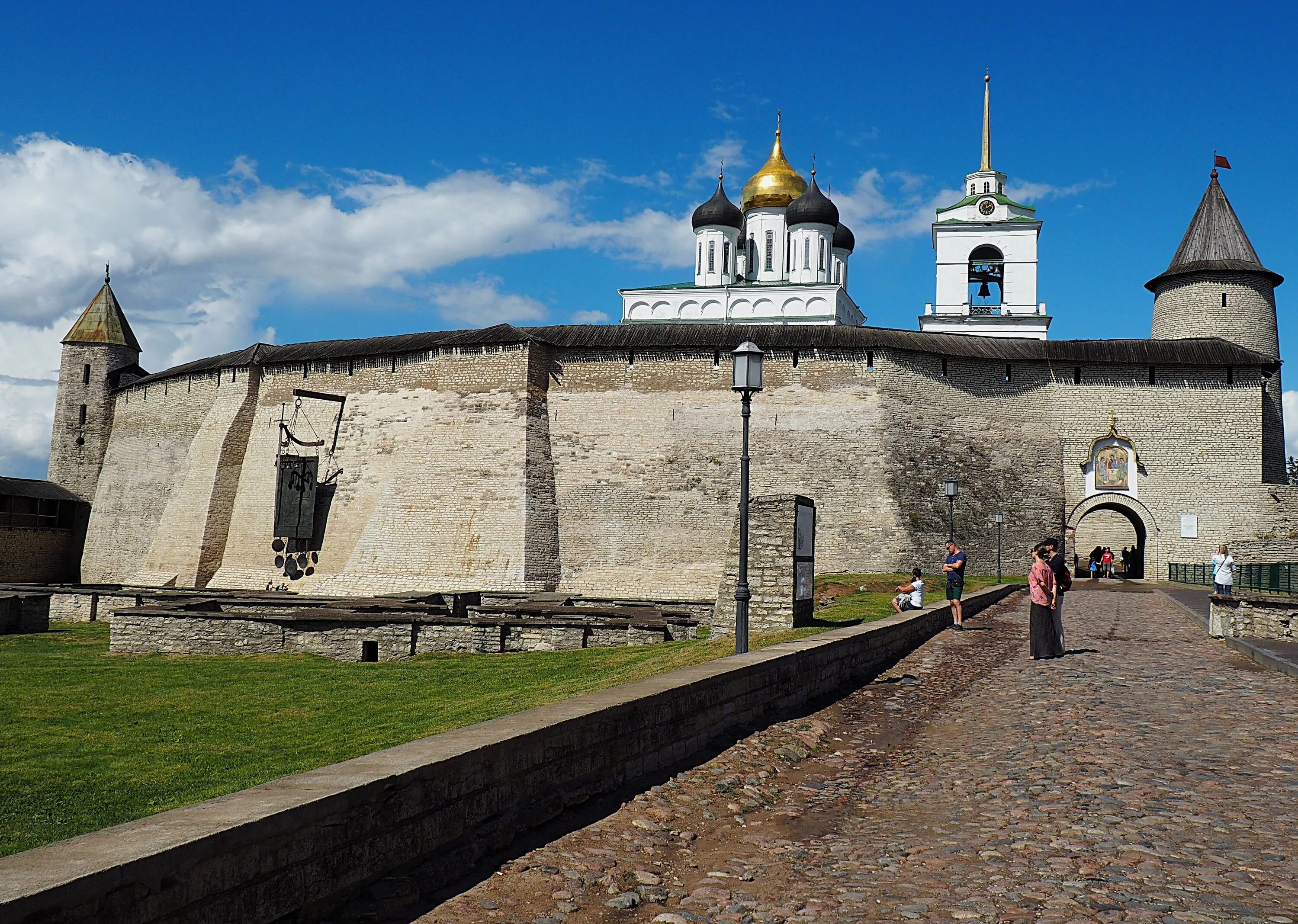 Достопримечательности среднего города. Псковский Кремль Перси. Псковский Кремль Перси Довмонтова города. Псковский Кремль Довмонтов город меч. Псковская крепость кром.