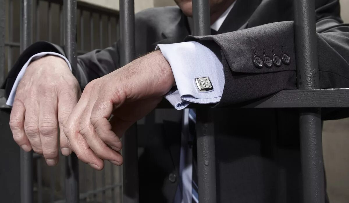 Скрыл от налогов. Кража денег. Взяточничество. Человек в наручниках. Неуплата налогов в крупном размере.