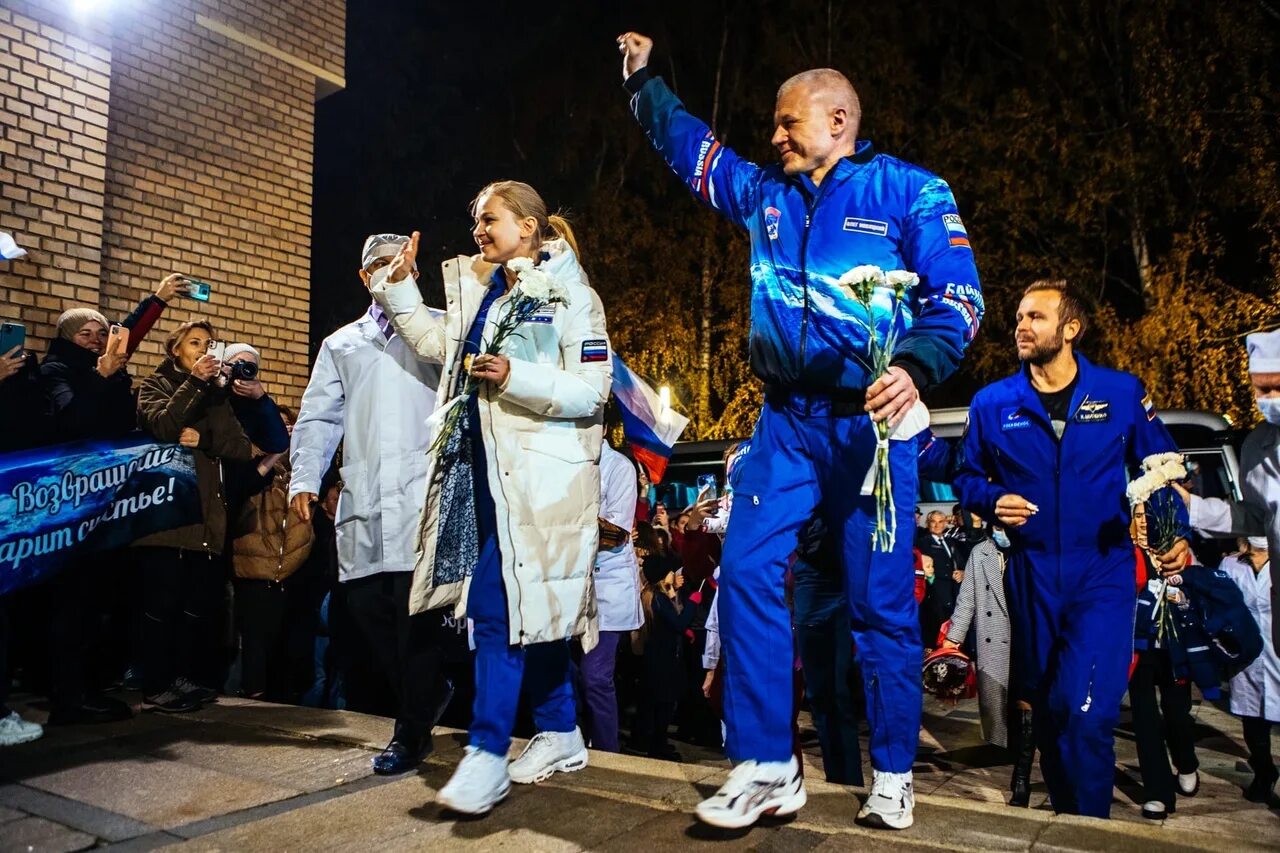 Экипаж вызов. Клим шипенко космонавт. юлия пересильд на мкс. фильм вызов в космосе пересильд. клим шипенко вызов.