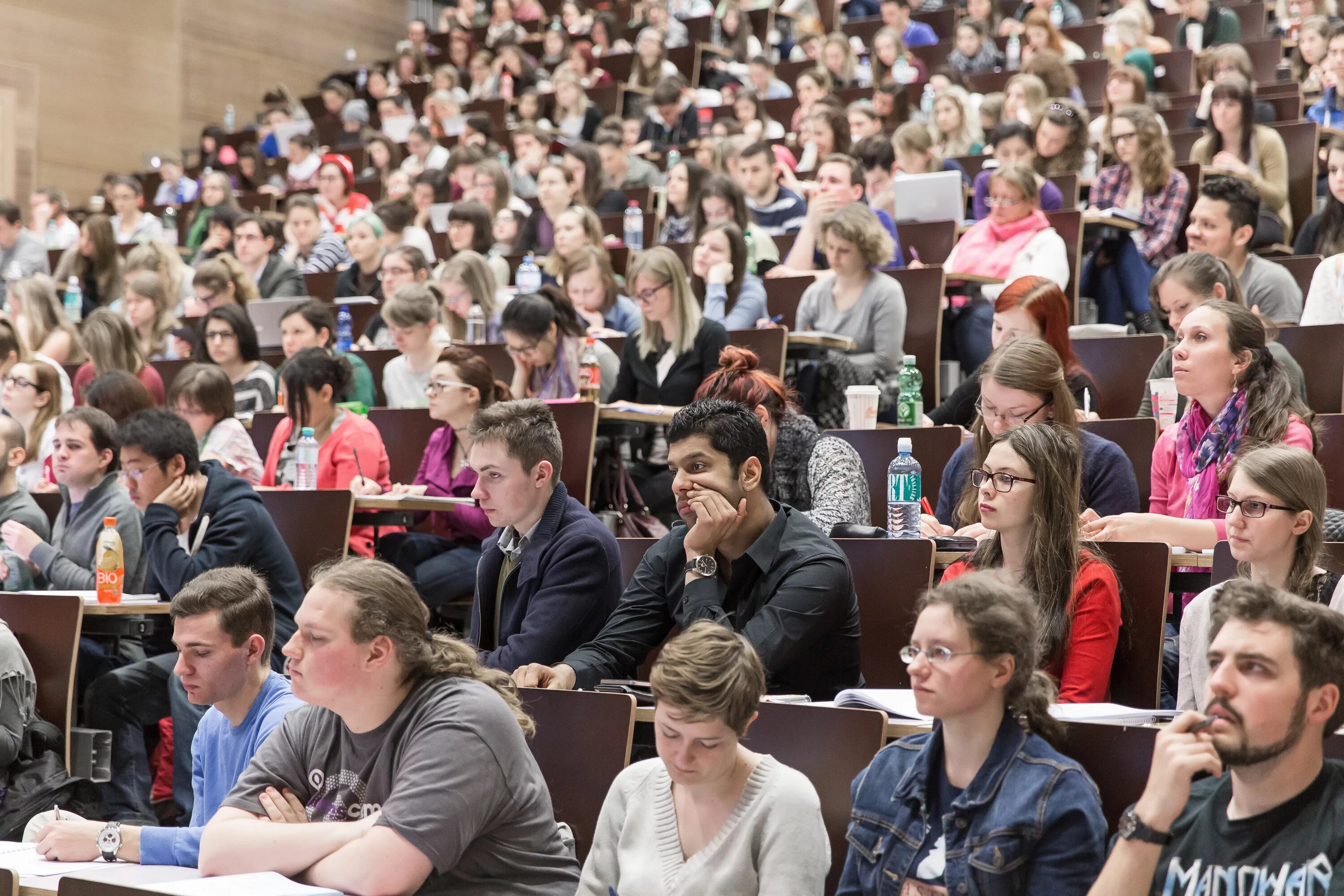 The students are the lecture. Венский университет Австрия. Европейские вузы. Лекция в университете. Студенты в аудитории.