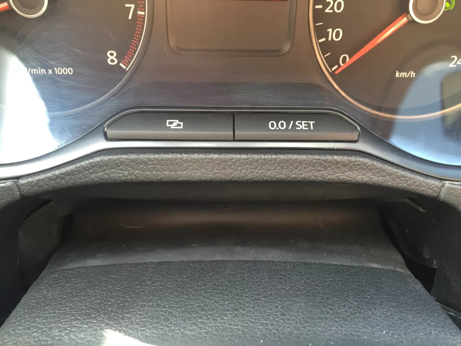 Руль vw t4 под airbag. Держатель для телефона polo sedan drive2. Поло скрипит. Поло седан 2011 снятие руля. Система сигнала руля фольксваген поло 1999.