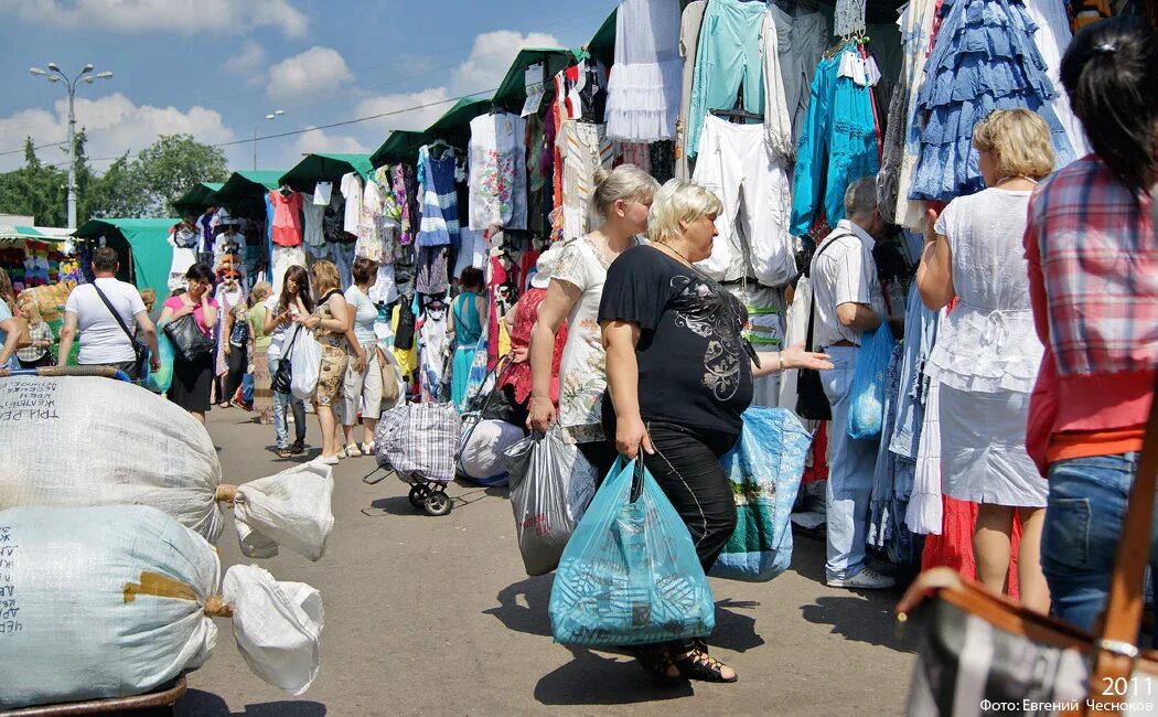 Рынок десятка. Рынок Лужники 90-е. Черкизовский рынок 90-е. Вещевой рынок 90-х. Челноки на рынке.