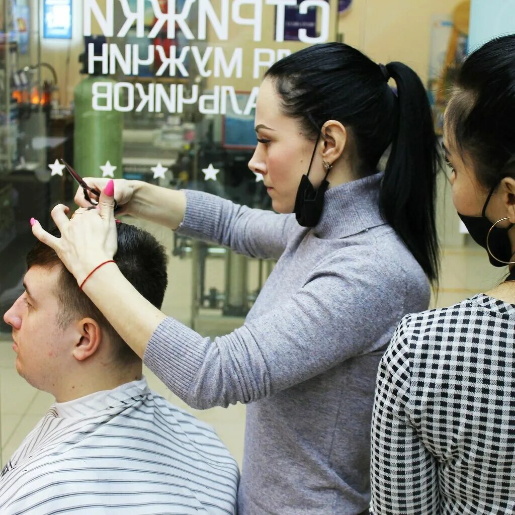 барбершоп стригут девушки. барбер екатерина великий новгород.