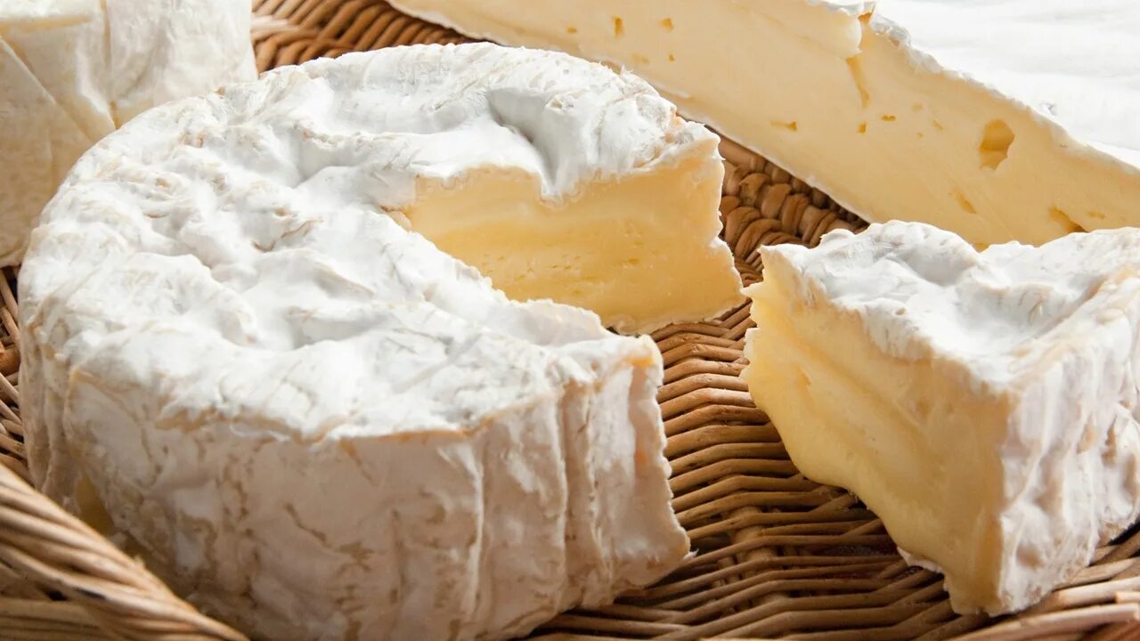 Сыр камамбер вкус. Сыр бри (brie). Сыр бри и камамбер. Сыр камамбер вкус. Сыр камамбер вкус.