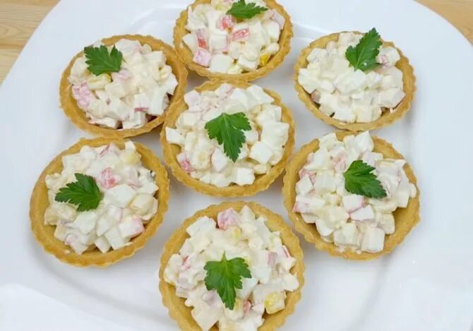 Тарталетки с начинкой крабовые палочки и сыр. Тарталетки с рикоттой и крабовыми палочками. тарталетки с крабовыми палочками и сыром. тарталетки крабовые палочки сыр чеснок. тарталетки с оливками и крабовыми палочками.