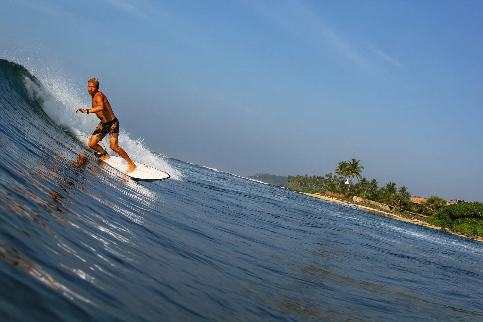 Surf шри ланка. Шри Ланка серферы. Шри Ланка Велигама сёрфинг. Хиккадува серфинг. Хиккадува Шри Ланка.