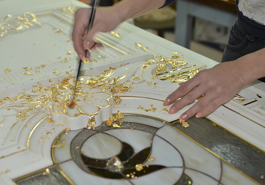 Золотой работает. Золотой работа. Золотой работа. Кольцо маркиза корунд красный киевский ювелирный завод 1977 год. Поталь сусальное золото.