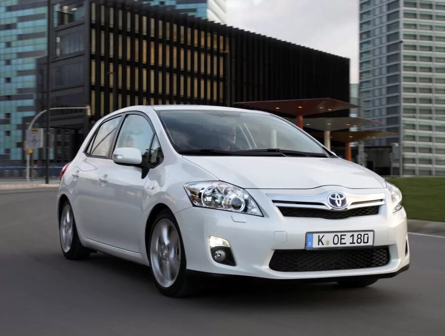 Тойота аурис гибрид 2013. Toyota auris 2010. 8 аурис. 8. Toyota auris 2011.
