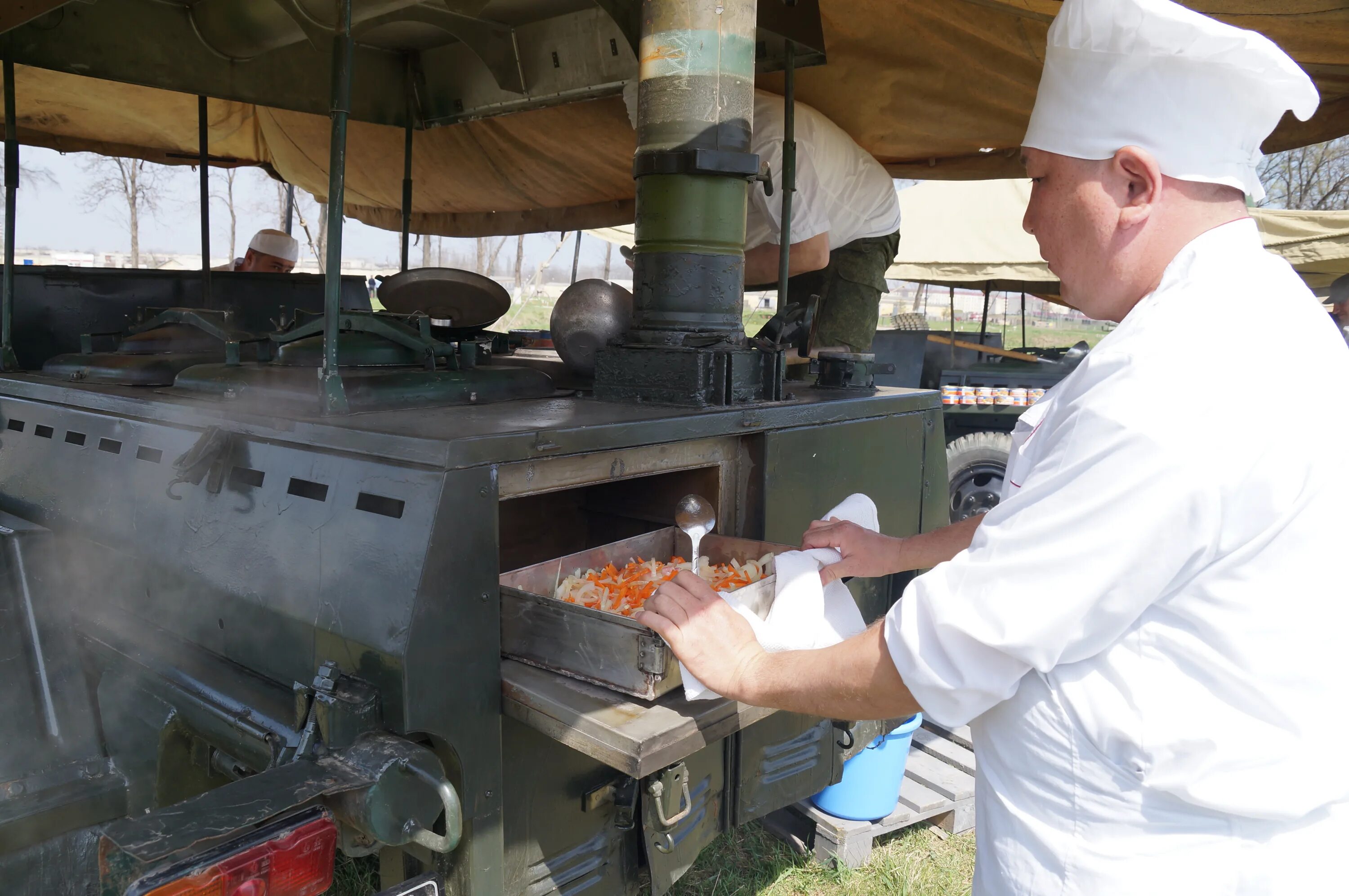 Военная Полевая кухня вс РФ. Тыл вс РФ Полевая кухня. Полевая столовая вс РФ. Полевая кухня армии ЮВО. Служба в полевых условиях