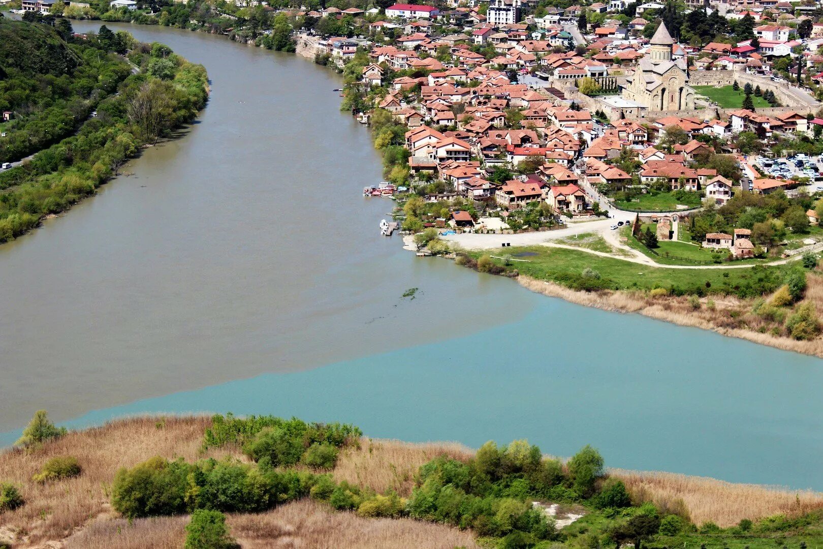 Кура грузия. Слияние рек кура и Арагви. Река кура Азербайджан. Мцхета 2 реки. Река кура Грузия.