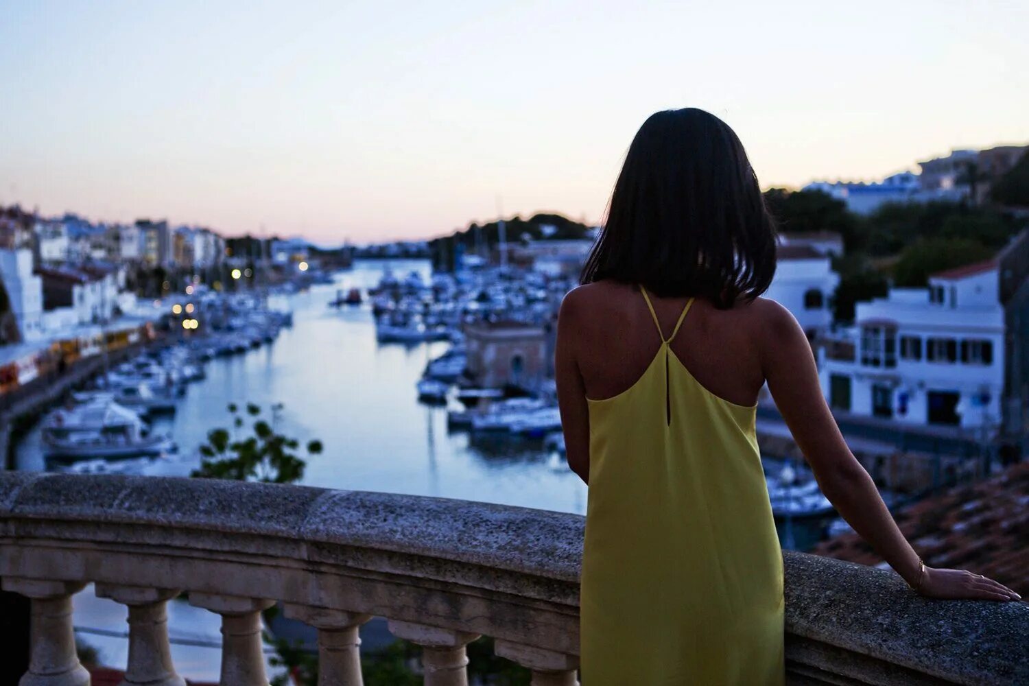 Девушка с каре со спины. Брюнетка с каре. Девушка с каре спиной. Брюнетка со спины на природе. Девушка с каре спиной.