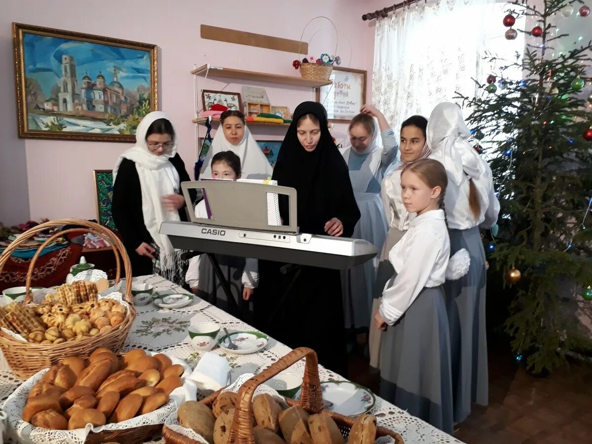 В монастыре есть работа. В монастыре есть работа. В монастыре есть работа. Монашки в церкви. Трудницы в женском монастыре.