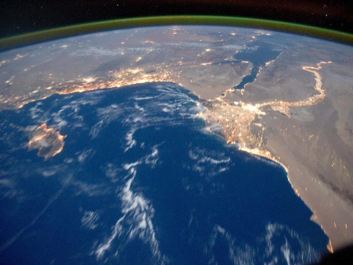 Жить в реальном времени. Вид из космоса. Вид земли из космоса. О земле и космосе. Планета вид из космоса.