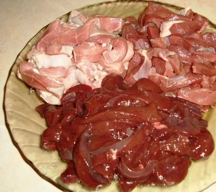 жаркое из свиного сердца. куриная печень обжаренная. нарезанная свиная печень. свинина варится. жареное свиное сердце.