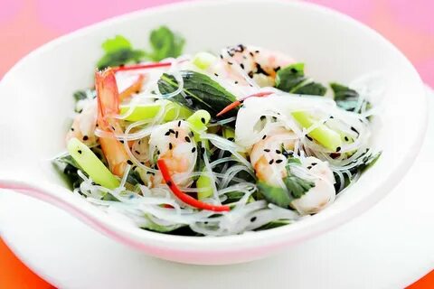 Салат из фунчозы с овощами и креветками