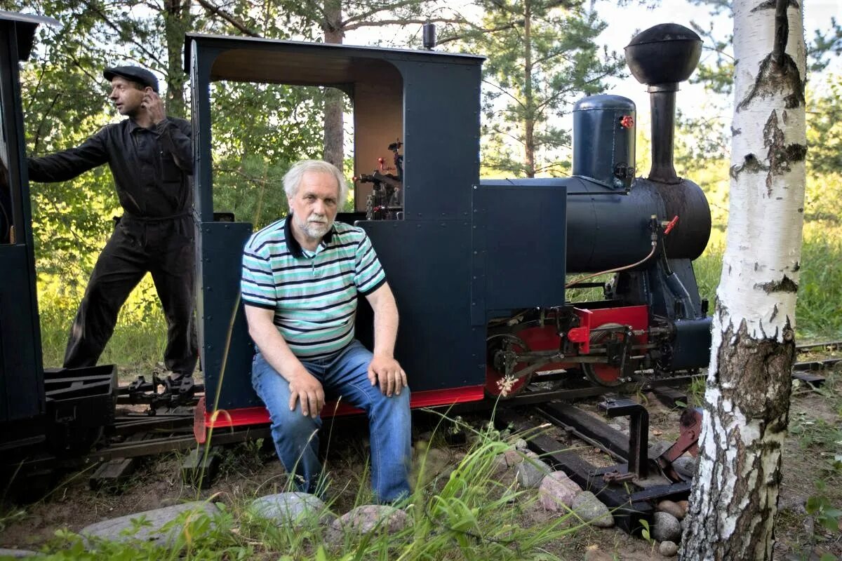 Дачный поезд. Поезд электричка. Дачники в электричке. Путешествие на поезде семьей. Люди едут на дачу в электричке.