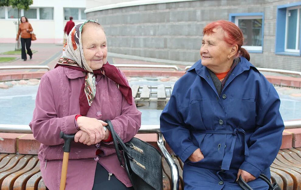 Две бабушки. Бабушки на лавочке у подъезда. Бабки на скамейке. Бабушки болтают.